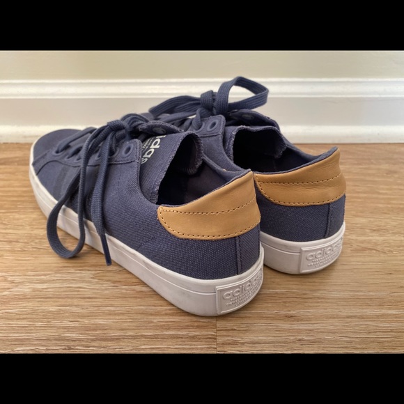 Women's Adidas Casual Sneakers Size 7.5 - Picture 2 of 2